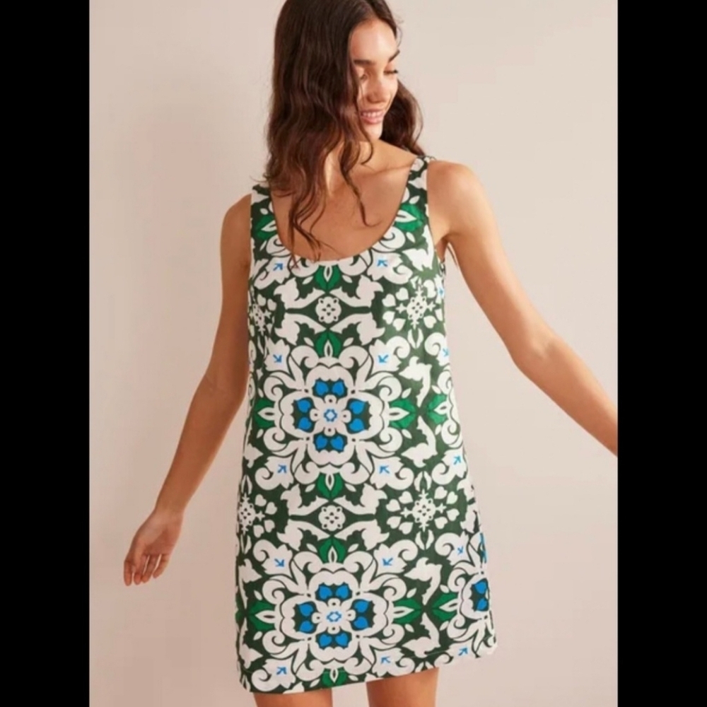 Sleeveless Green Floral Tile-Print Shift Dress